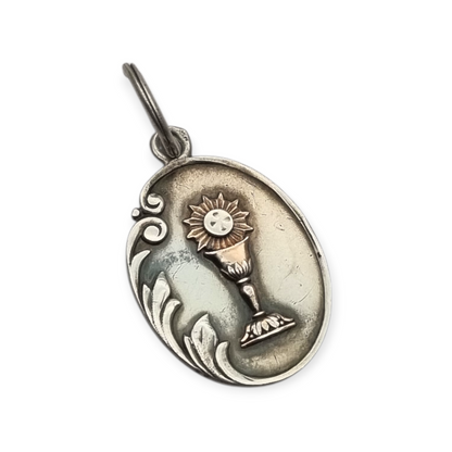 Colgante medalla de plata con cáliz y hostia, diseño modernista europeo circa 1905