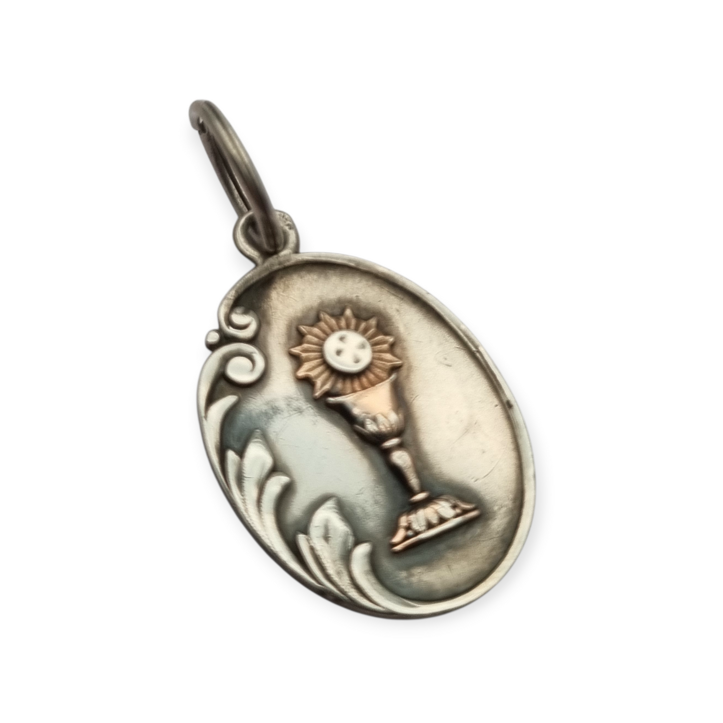 Colgante medalla de plata con cáliz y hostia, diseño modernista europeo circa 1905