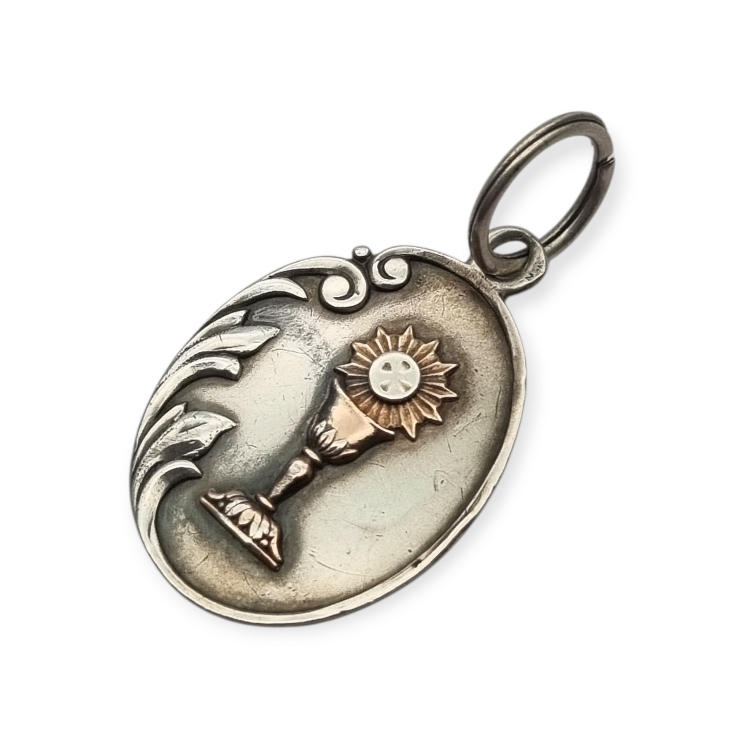Colgante medalla de plata con cáliz y hostia, diseño modernista europeo circa 1905