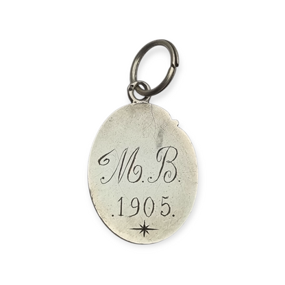 Colgante medalla de plata con cáliz y hostia, diseño modernista europeo circa 1905