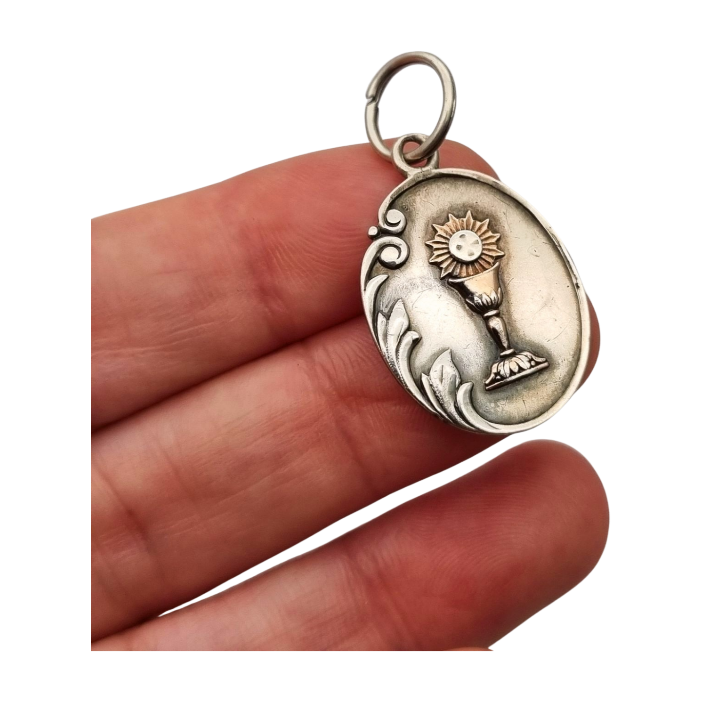 Colgante medalla de plata con cáliz y hostia, diseño modernista europeo circa 1905