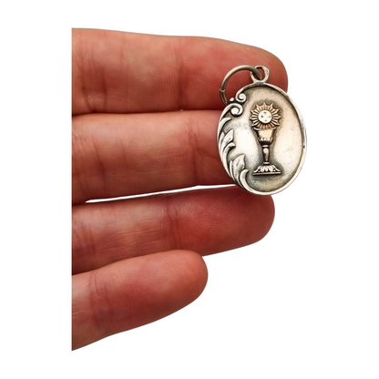 Colgante medalla de plata con cáliz y hostia, diseño modernista europeo circa 1905