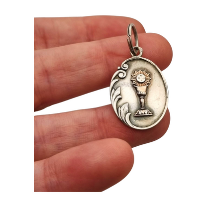 Colgante medalla de plata con cáliz y hostia, diseño modernista europeo circa 1905