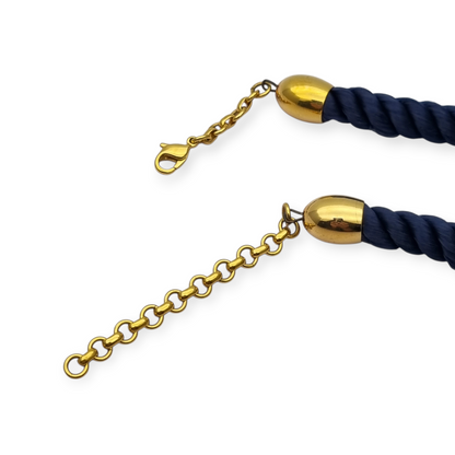 Collar con colgante de iris de Michaela Frey Wien esmaltado con cordón azul, circa 1980