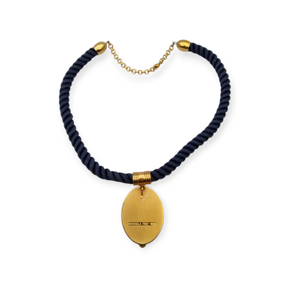 Collar con colgante de iris de Michaela Frey Wien esmaltado con cordón azul, circa 1980