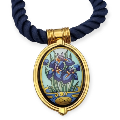 Collar con colgante de iris de Michaela Frey Wien esmaltado con cordón azul, circa 1980