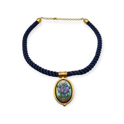 Collar con colgante de iris de Michaela Frey Wien esmaltado con cordón azul, circa 1980