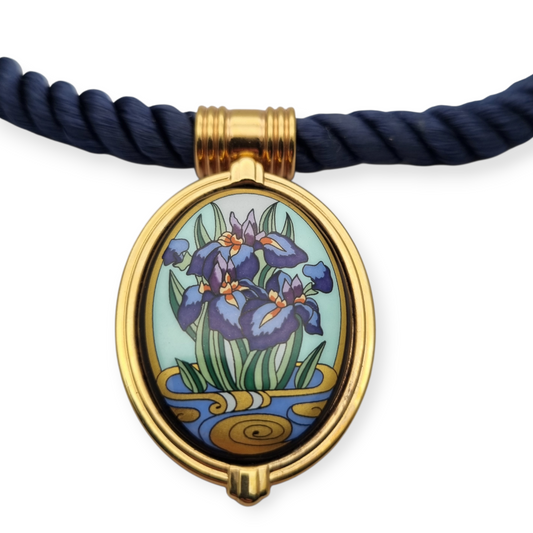 Collar con colgante de iris de Michaela Frey Wien esmaltado con cordón azul, circa 1980