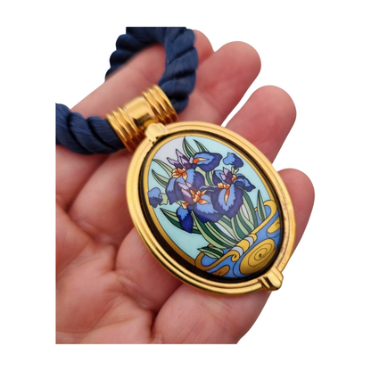 Collar con colgante de iris de Michaela Frey Wien esmaltado con cordón azul, circa 1980