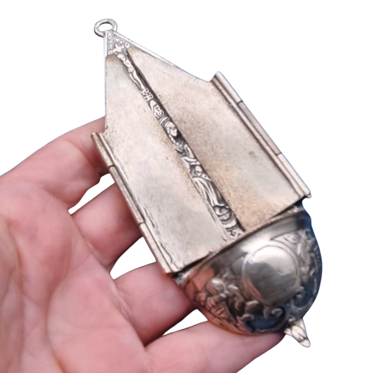 Benditera antigua de plata 800, tríptico religioso, Europa, circa 1950.