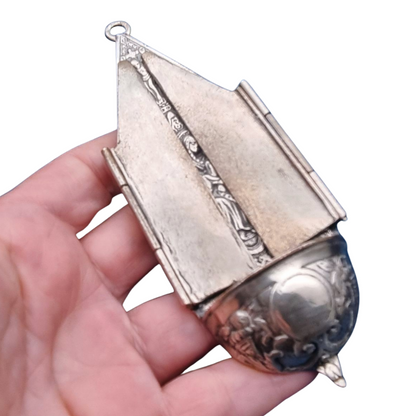 Benditera antigua de plata 800, tríptico religioso, Europa, circa 1950.