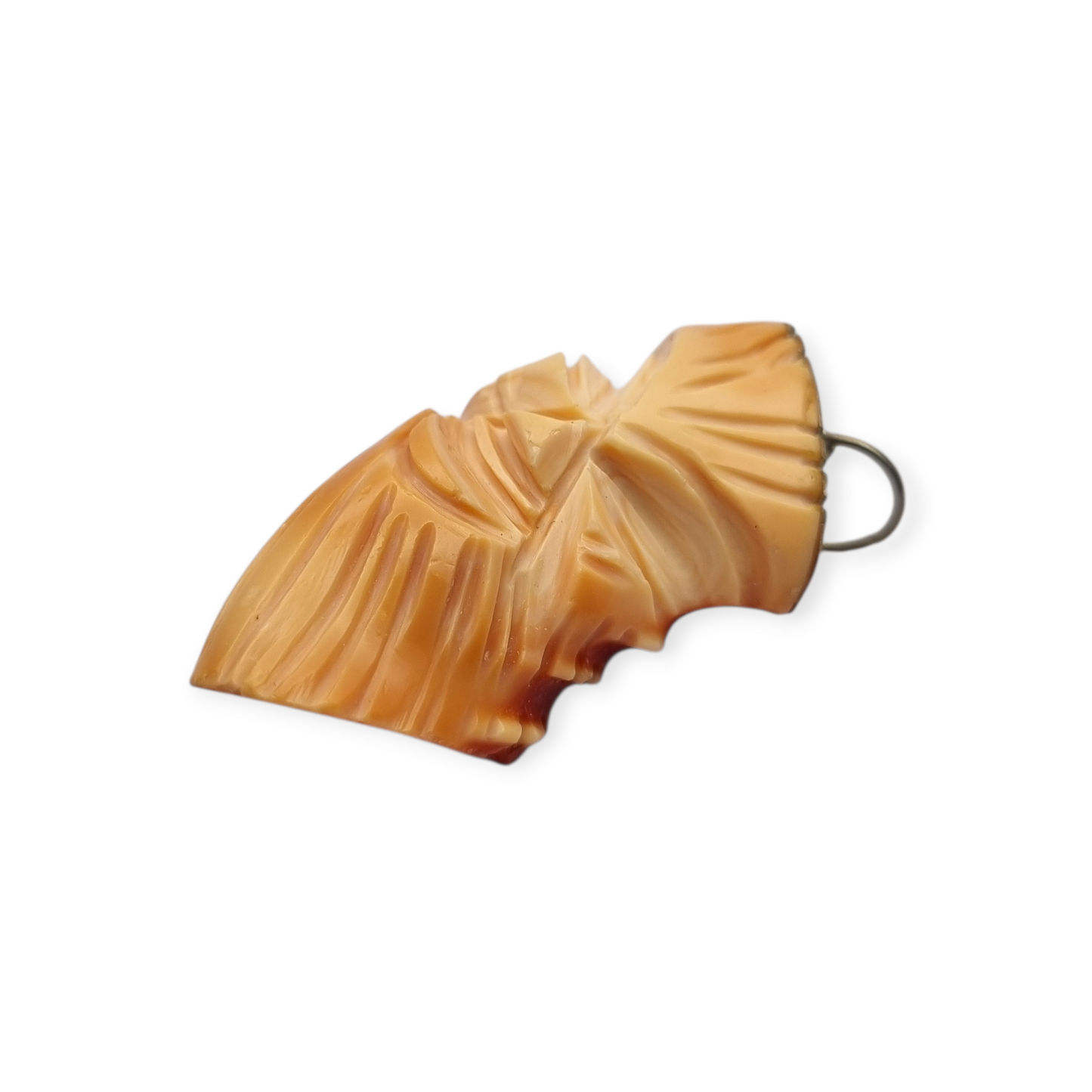 Colgante oriental con forma de máscara tallada en coral piel de ángel y plata, circa 1960-70