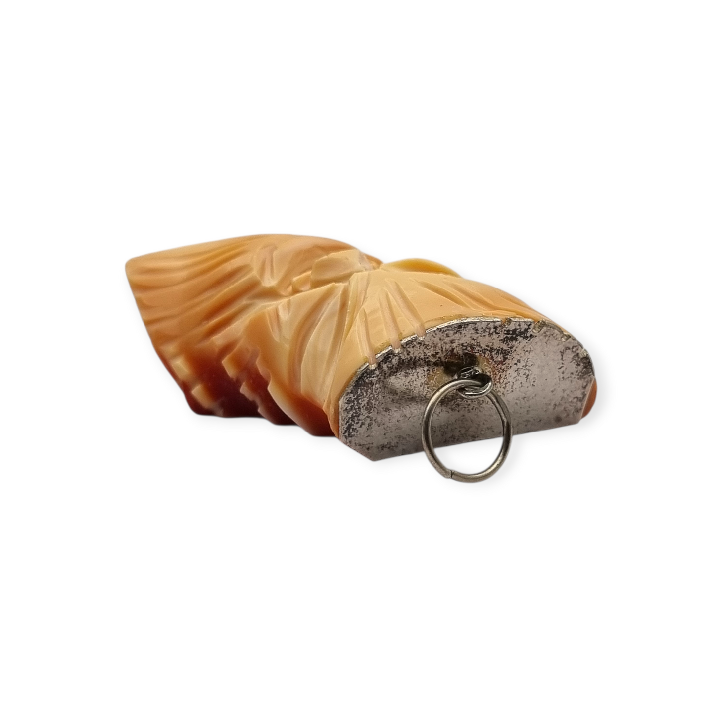 Colgante oriental con forma de máscara tallada en coral piel de ángel y plata, circa 1960-70