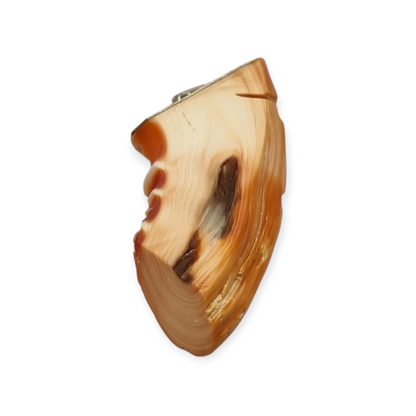 Colgante oriental con forma de máscara tallada en coral piel de ángel y plata, circa 1960-70