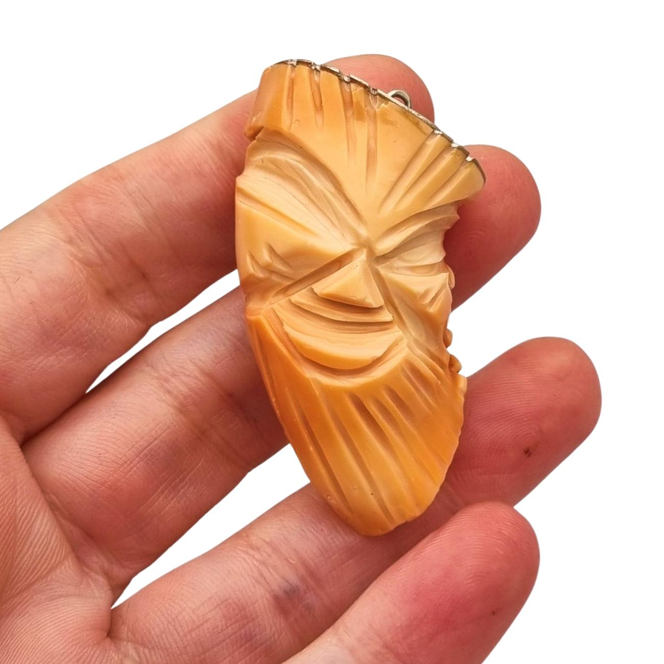 Colgante oriental con forma de máscara tallada en coral piel de ángel y plata, circa 1960-70