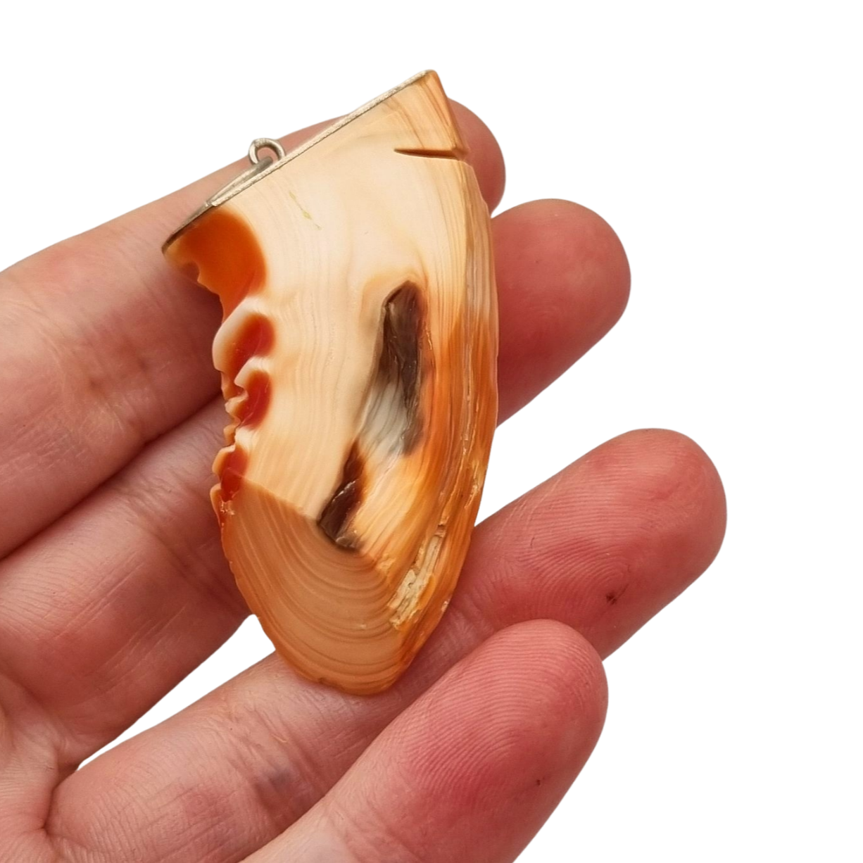 Colgante oriental con forma de máscara tallada en coral piel de ángel y plata, circa 1960-70