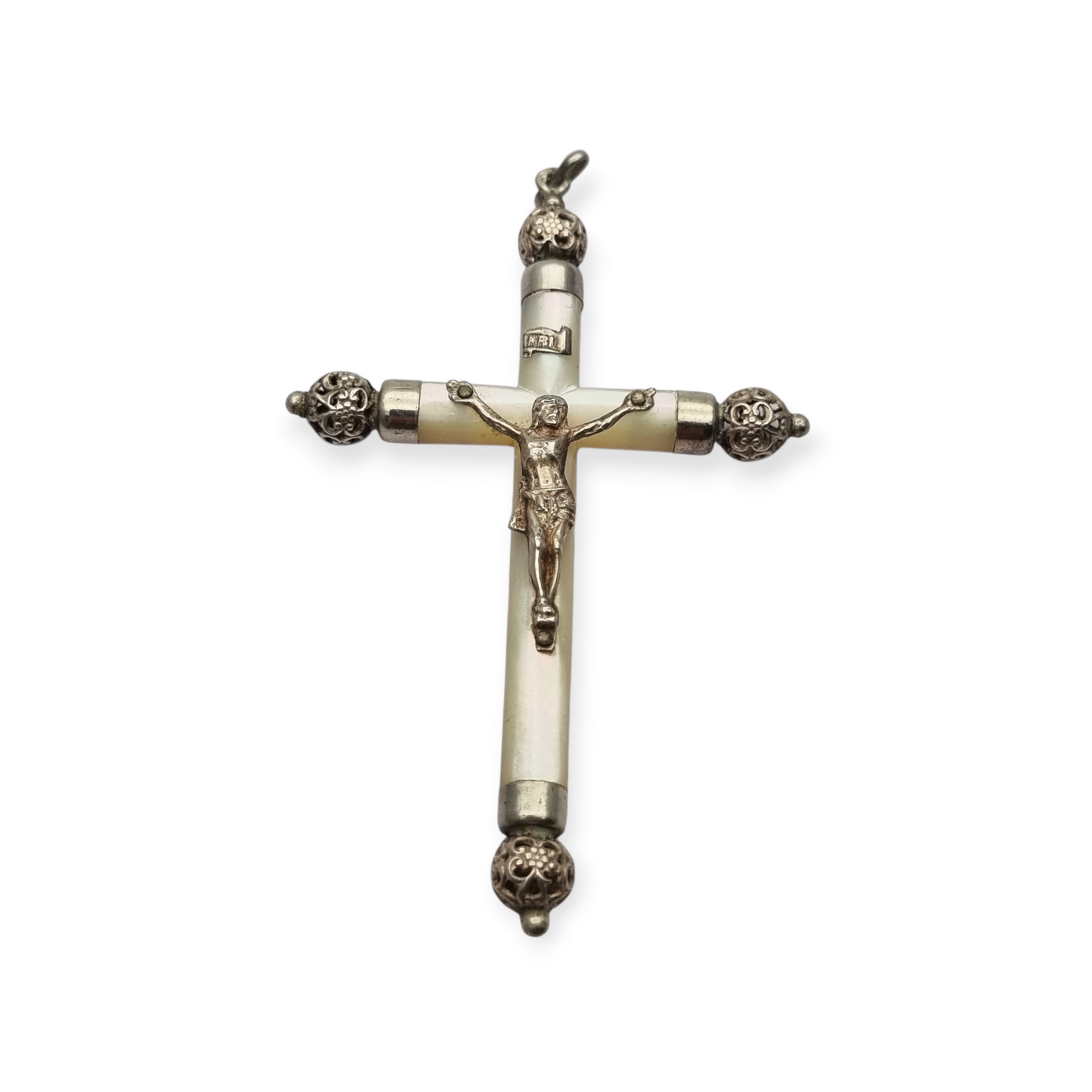 Cruz colgante religiosa de nácar y plata con Cristo, Europa circa 1930-40