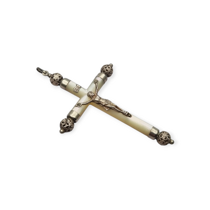 Cruz colgante religiosa de nácar y plata con Cristo, Europa circa 1930-40