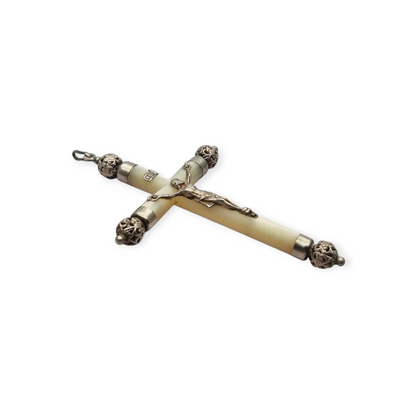 Cruz colgante religiosa de nácar y plata con Cristo, Europa circa 1930-40