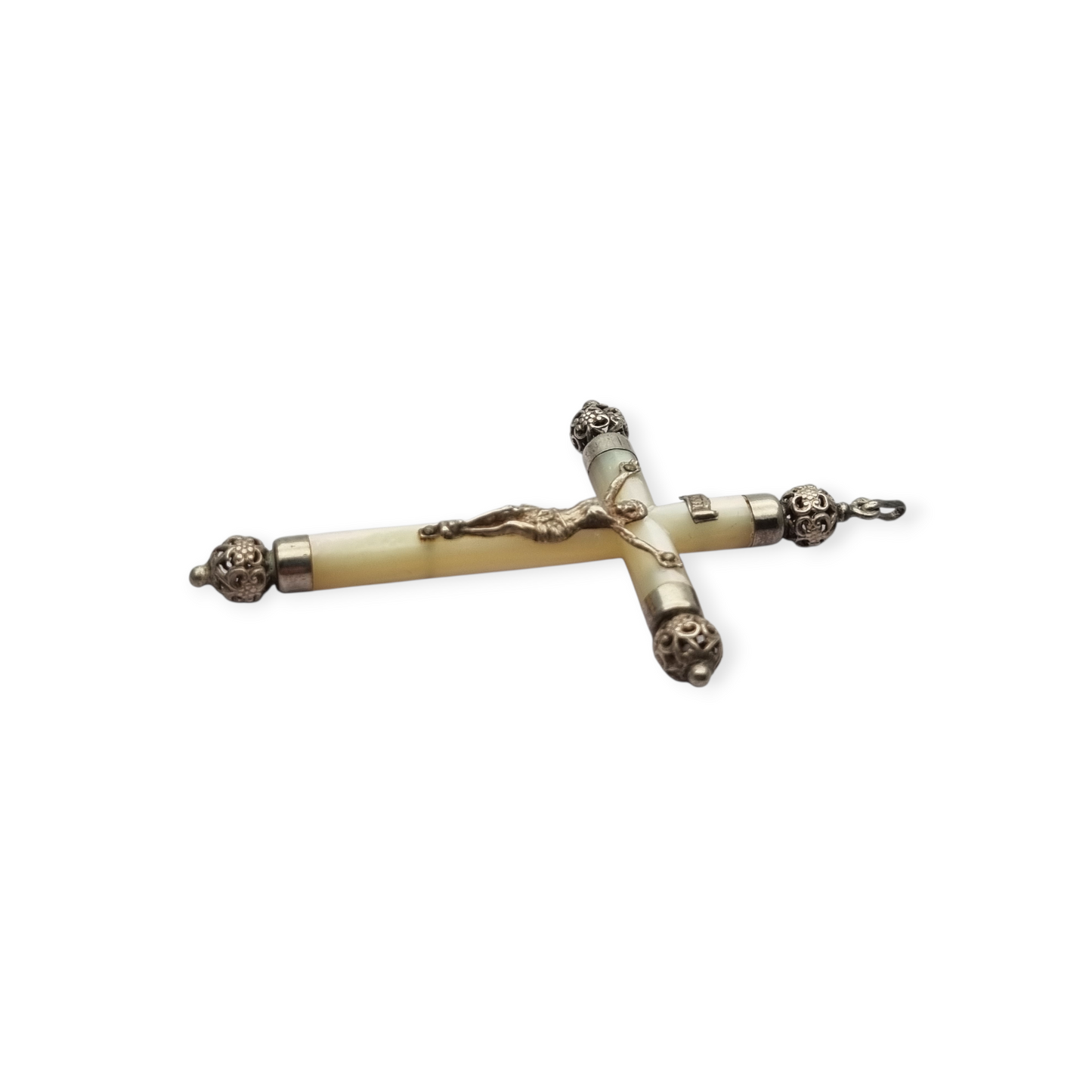 Cruz colgante religiosa de nácar y plata con Cristo, Europa circa 1930-40