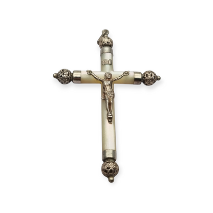 Cruz colgante religiosa de nácar y plata con Cristo, Europa circa 1930-40