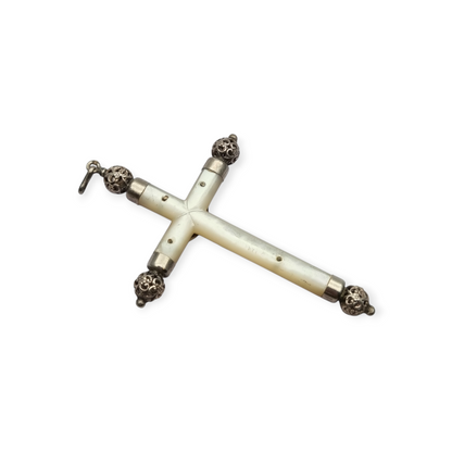 Cruz colgante religiosa de nácar y plata con Cristo, Europa circa 1930-40