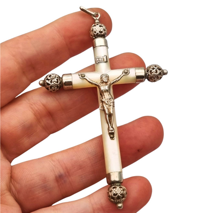 Cruz colgante religiosa de nácar y plata con Cristo, Europa circa 1930-40