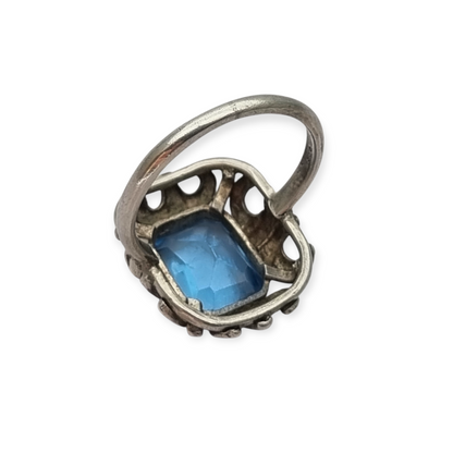 Anillo estilo Art Déco plata 835 con piedra azul rectangular, Europa circa 1960-70