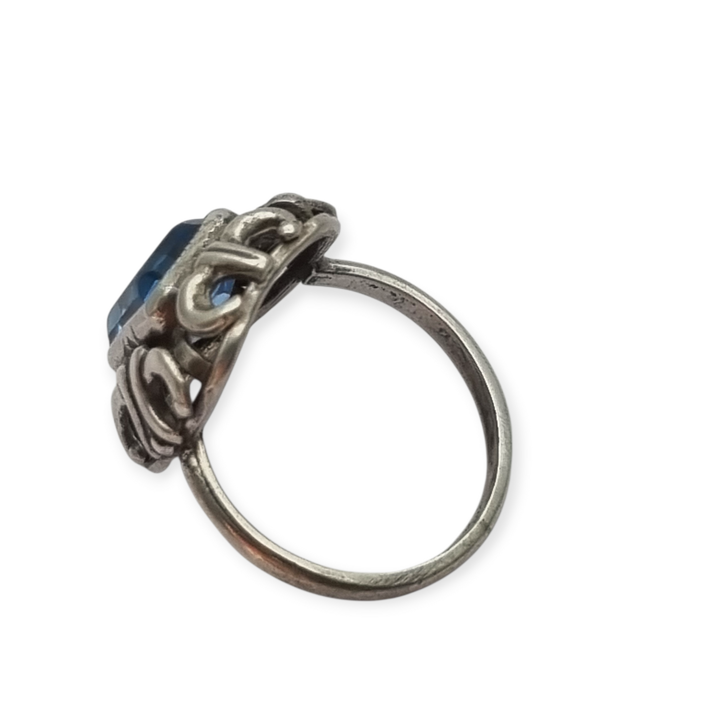 Anillo estilo Art Déco plata 835 con piedra azul rectangular, Europa circa 1960-70