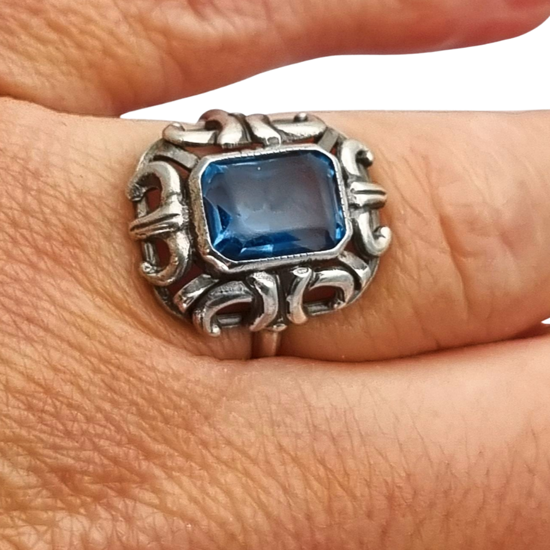 Anillo estilo Art Déco plata 835 con piedra azul rectangular, Europa circa 1960-70