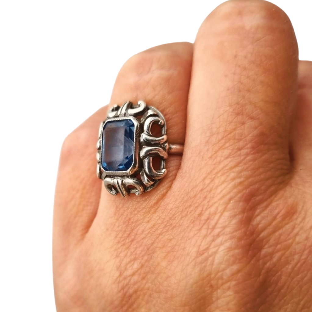 Anillo estilo Art Déco plata 835 con piedra azul rectangular, Europa circa 1960-70