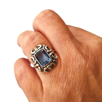 Anillo estilo Art Déco plata 835 con piedra azul rectangular, Europa circa 1960-70