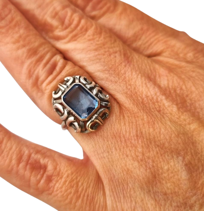 Anillo estilo Art Déco plata 835 con piedra azul rectangular, Europa circa 1960-70