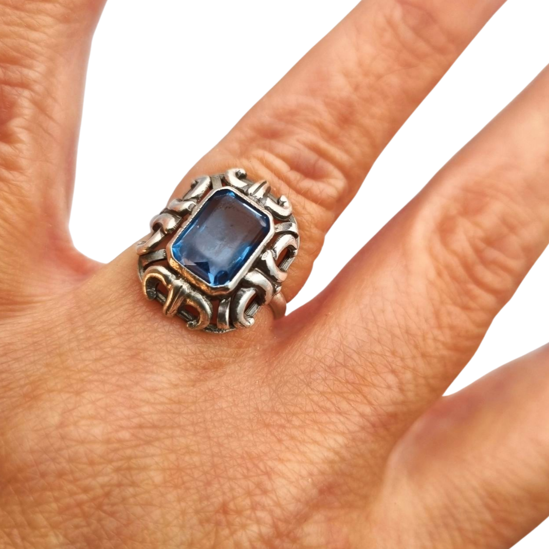 Anillo estilo Art Déco plata 835 con piedra azul rectangular, Europa circa 1960-70