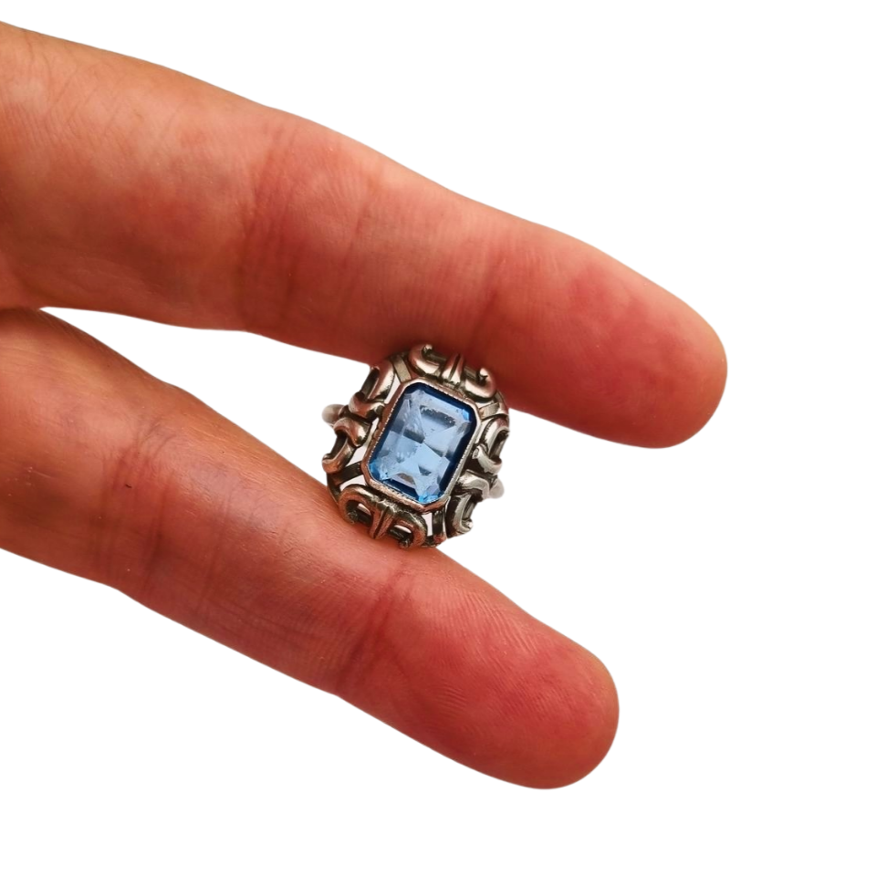 Anillo estilo Art Déco plata 835 con piedra azul rectangular, Europa circa 1960-70
