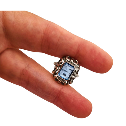 Anillo estilo Art Déco plata 835 con piedra azul rectangular, Europa circa 1960-70