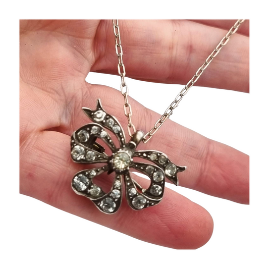 Colgante lazo Art Déco en plata, broche antiguo, Europa Circa 1930-40