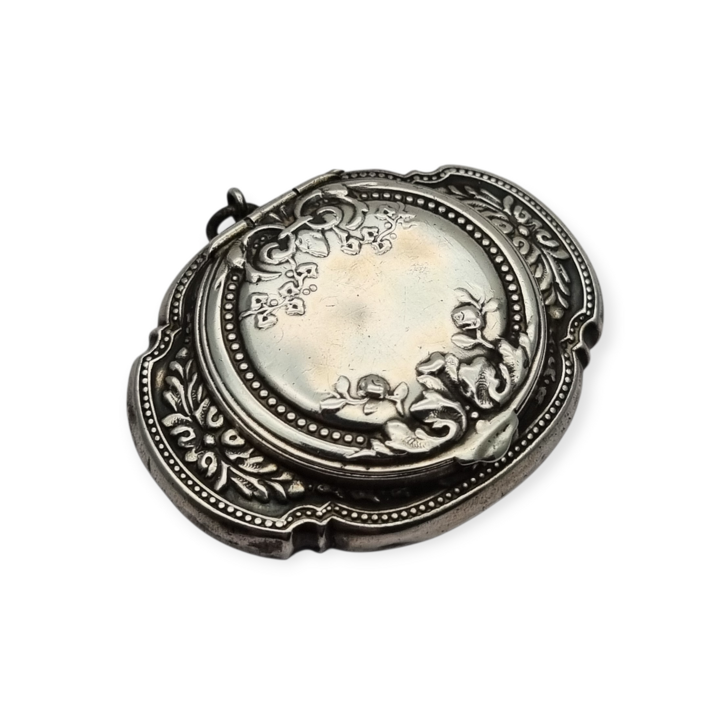 Antigua Polvera para chatelaine Modernista de plata con espejo interior, diseño floral, circa 1920.