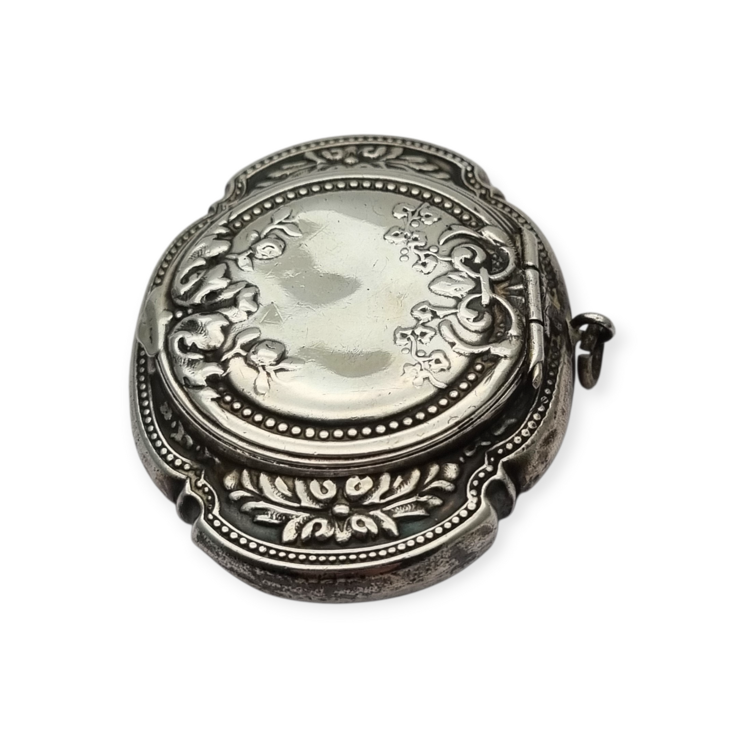 Antigua Polvera para chatelaine Modernista de plata con espejo interior, diseño floral, circa 1920.