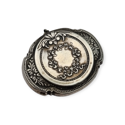 Antigua Polvera para chatelaine Modernista de plata con espejo interior, diseño floral, circa 1920.