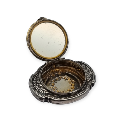Antigua Polvera para chatelaine Modernista de plata con espejo interior, diseño floral, circa 1920.