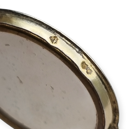 Antigua Polvera para chatelaine Modernista de plata con espejo interior, diseño floral, circa 1920.