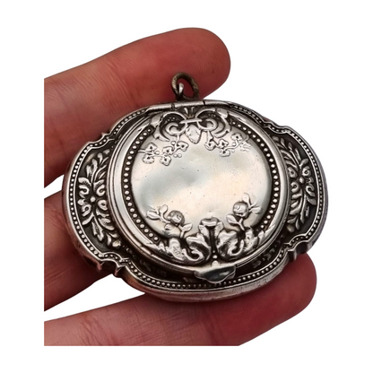 Antigua Polvera para chatelaine Modernista de plata con espejo interior, diseño floral, circa 1920.