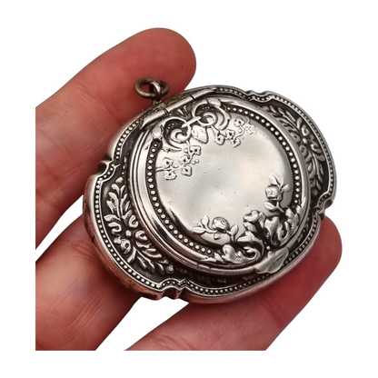 Antigua Polvera para chatelaine Modernista de plata con espejo interior, diseño floral, circa 1920.