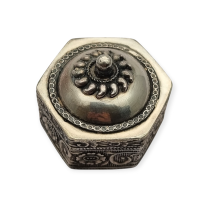 Caja de plata étnica oriental hexagonal con relieve floral y tapa abombada, circa 1970