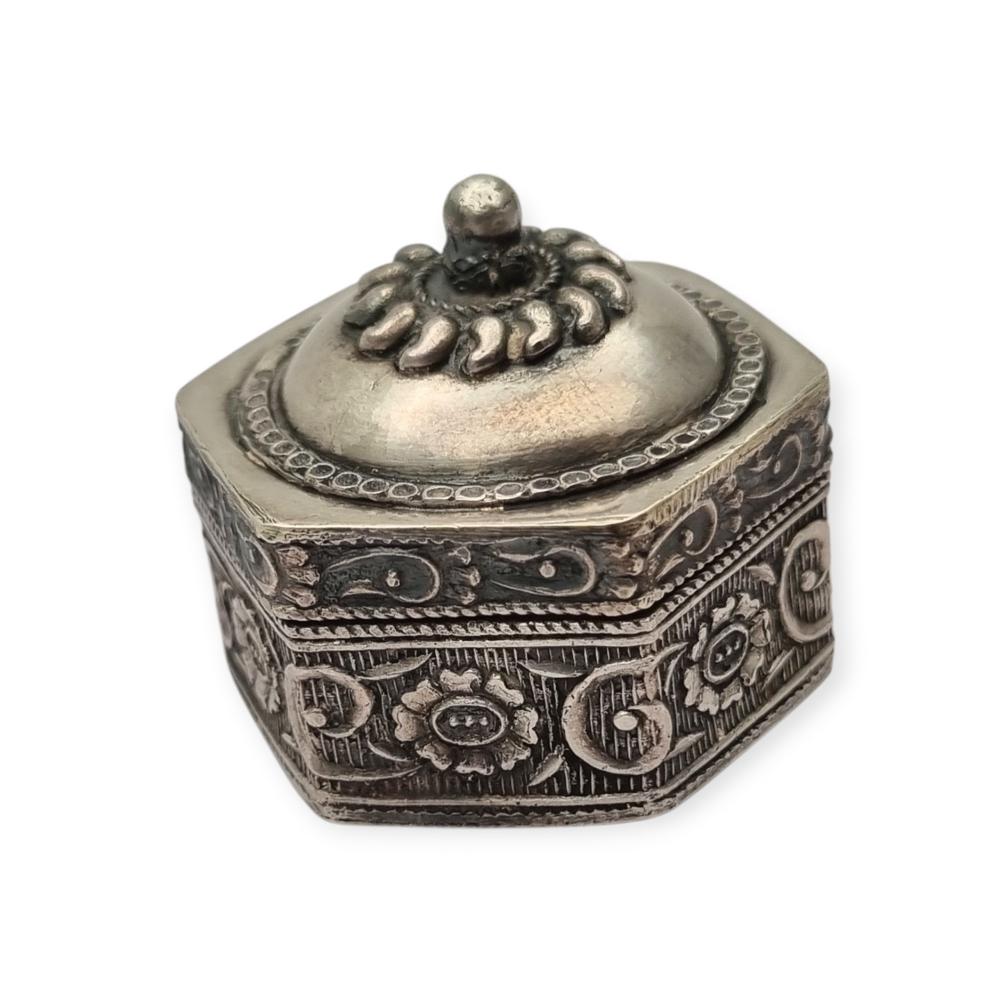 Caja de plata étnica oriental hexagonal con relieve floral y tapa abombada, circa 1970