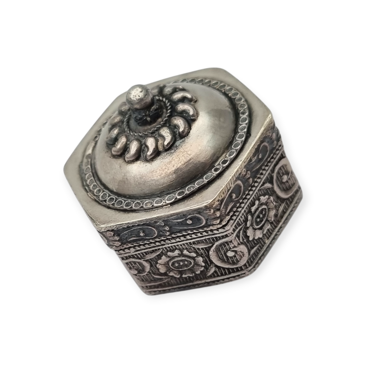 Caja de plata étnica oriental hexagonal con relieve floral y tapa abombada, circa 1970