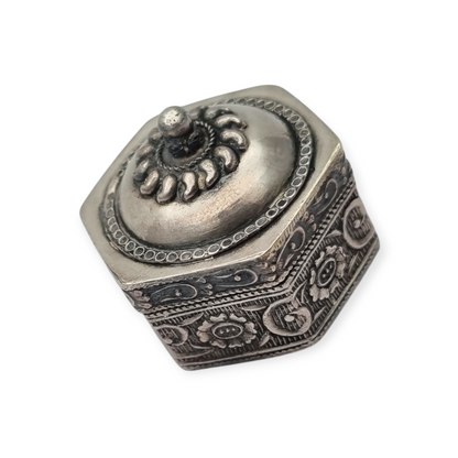 Caja de plata étnica oriental hexagonal con relieve floral y tapa abombada, circa 1970