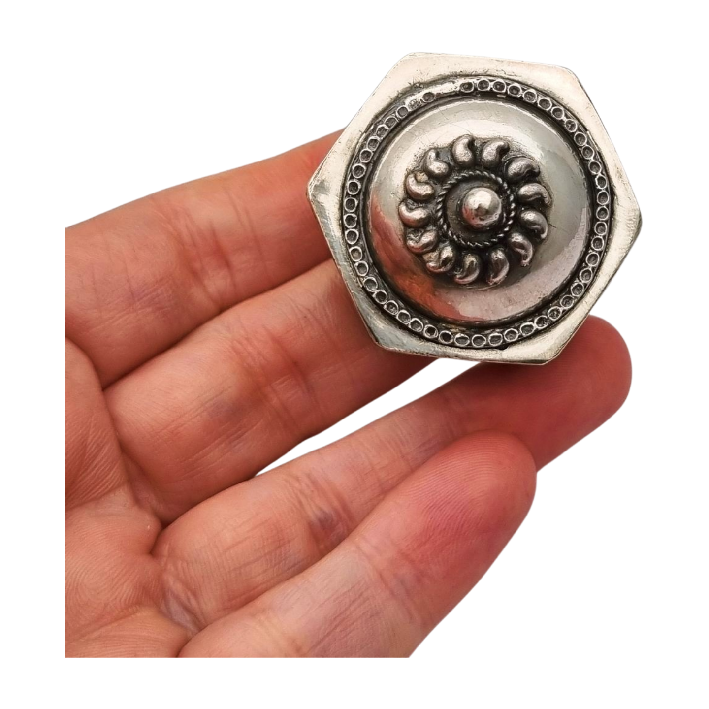 Caja de plata étnica oriental hexagonal con relieve floral y tapa abombada, circa 1970