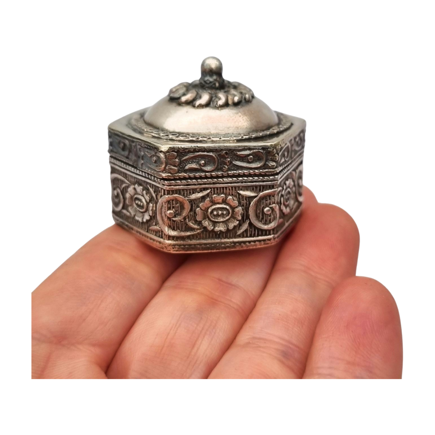 Caja de plata étnica oriental hexagonal con relieve floral y tapa abombada, circa 1970